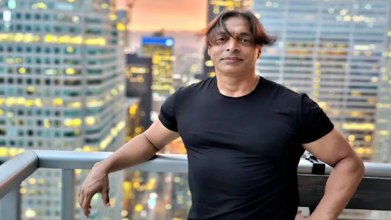 मिळालेल्या माहितीनुसार शोएब अख्तर त्याच्या यूट्यूब चॅनेलच्या माध्यमातून प्रत्येक महिन्याला 64 ते 388 डॉलर्स कमावतो.
