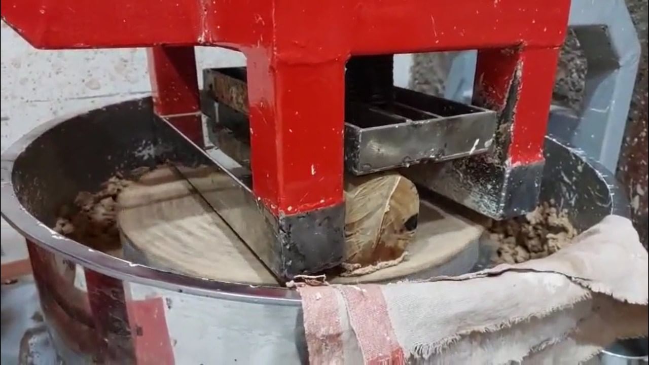 यासाठी मंदिर समितीने अध्ययावत अशी चंदन उगाळण्यासाठी मशीन आणल्या आहेत. श्री विठ्ठल रुक्मिणीची मृग नक्षत्र निघेपर्यंत चंदन उटी पूजा केली जाते. यासाठी अजूनही भाविक आपली मागणी नोंदवू शकतात.