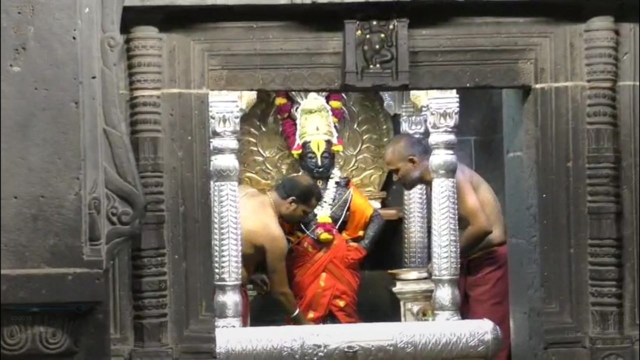 ग्रीष्म ऋतू सुरु झाल्यानंतर उन्हाच्या काहिलीने अंगाची लाहीलाही होते. आपण शरीराला थंडावा शोधण्यासाठी एसी, कुलर, पंखा याचा वापर सुरु करतो. पण श्री विठ्ठलाच्या मूर्तीला ही उष्णतेचा त्रास होऊ नये, म्हणून सर्वांगाला चंदन लावण्याची परंपरा पंढरपुरात अनेक शतकांपासून आजही सुरु आहे.