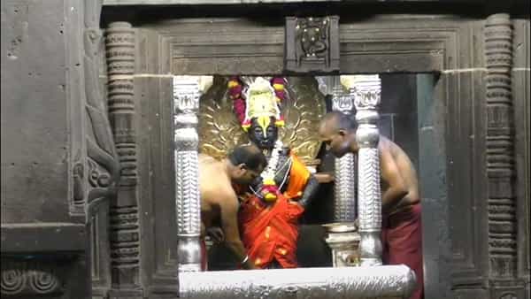 ग्रीष्म ऋतू सुरु झाल्यानंतर उन्हाच्या काहिलीने अंगाची लाहीलाही होते. आपण शरीराला थंडावा शोधण्यासाठी एसी, कुलर, पंखा याचा वापर सुरु करतो. पण श्री विठ्ठलाच्या मूर्तीला ही उष्णतेचा त्रास होऊ नये, म्हणून सर्वांगाला चंदन लावण्याची परंपरा पंढरपुरात अनेक शतकांपासून आजही सुरु आहे.