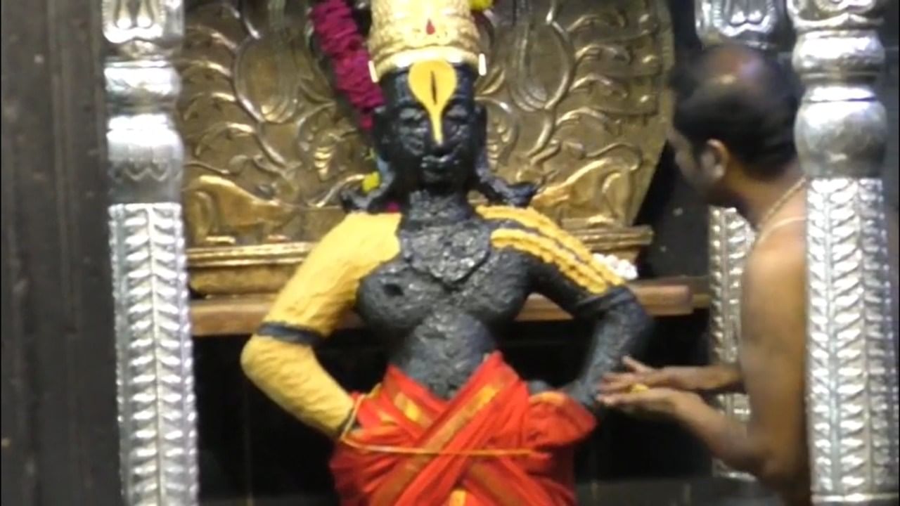 चंदनाला आयुर्वेदातही महत्त्व आहे. चंदन हे अतिशय सुगंधी, शीतल असते. चंदनाच्या याच गुणामुळे दिवसभरातील हवेतील उष्णतेने शिणलेल्या विठू माउलीला शीतलता वाटावी यासाठी रोज दुपारी सुगंधी अशा चंदनाचा लेप सर्वांगाला लावला जातो.