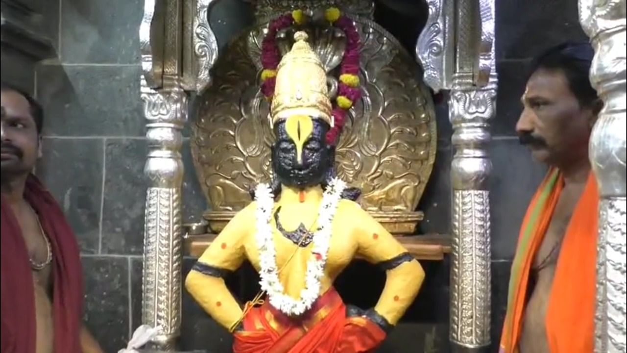 गुढी पाडवा ते मृग नक्षत्र निघेपर्यंत रोज दुपारी चंदन उटी पूजा केली जाते. पूजेनंतर देवाला नैवेद्य म्हणून कैरीच पन्हं आणि थंड लिंबू सरबतही दाखवले जाते.