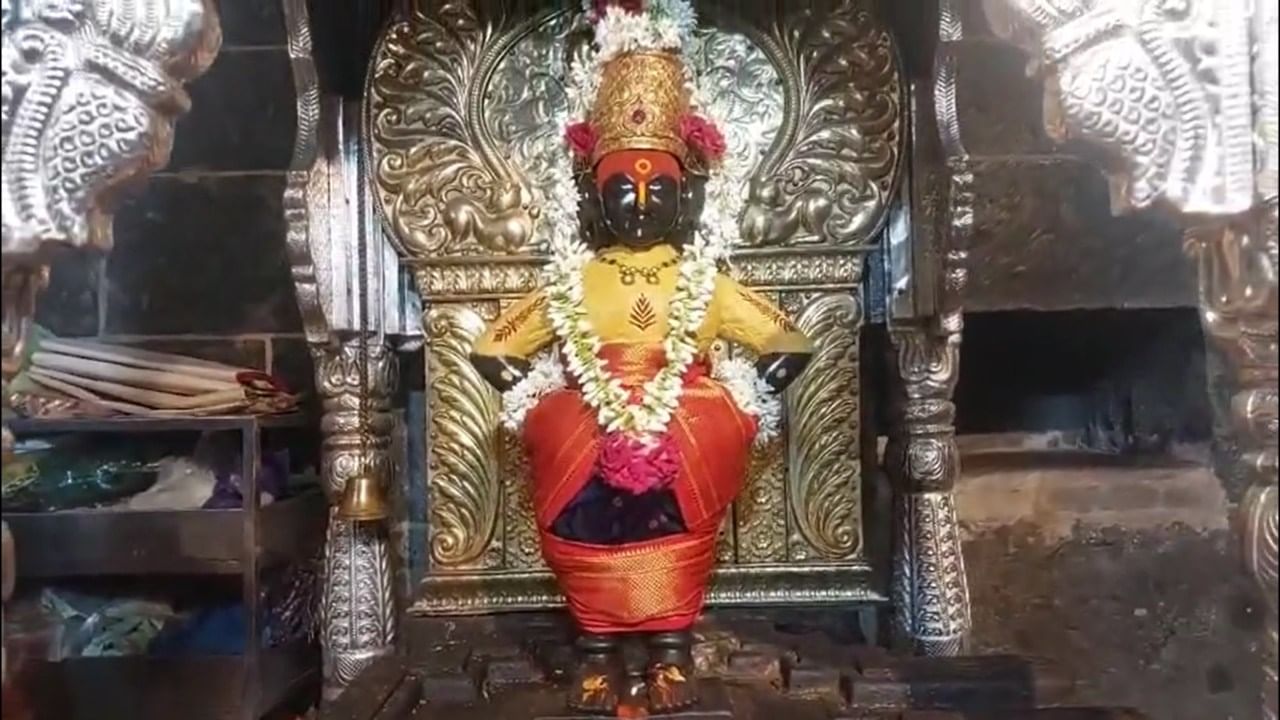 अलंकारापेक्षाही सुंदर उठून दिसणारे विठ्ठलाचे रूप डोळ्यात साठ्वण्यासारखे आहे. श्री विठ्ठल रुक्मिणीला थंडावा मिळावा यासाठी खास चंदन उटी पूजा केली जाते. चैत्र महिना सुरु झाला कि उष्णता वाढू लागते. चंदनाचा लेप या काळात शरीर थंड ठेवतो आणि उष्णतेपासून बचाव करतो.