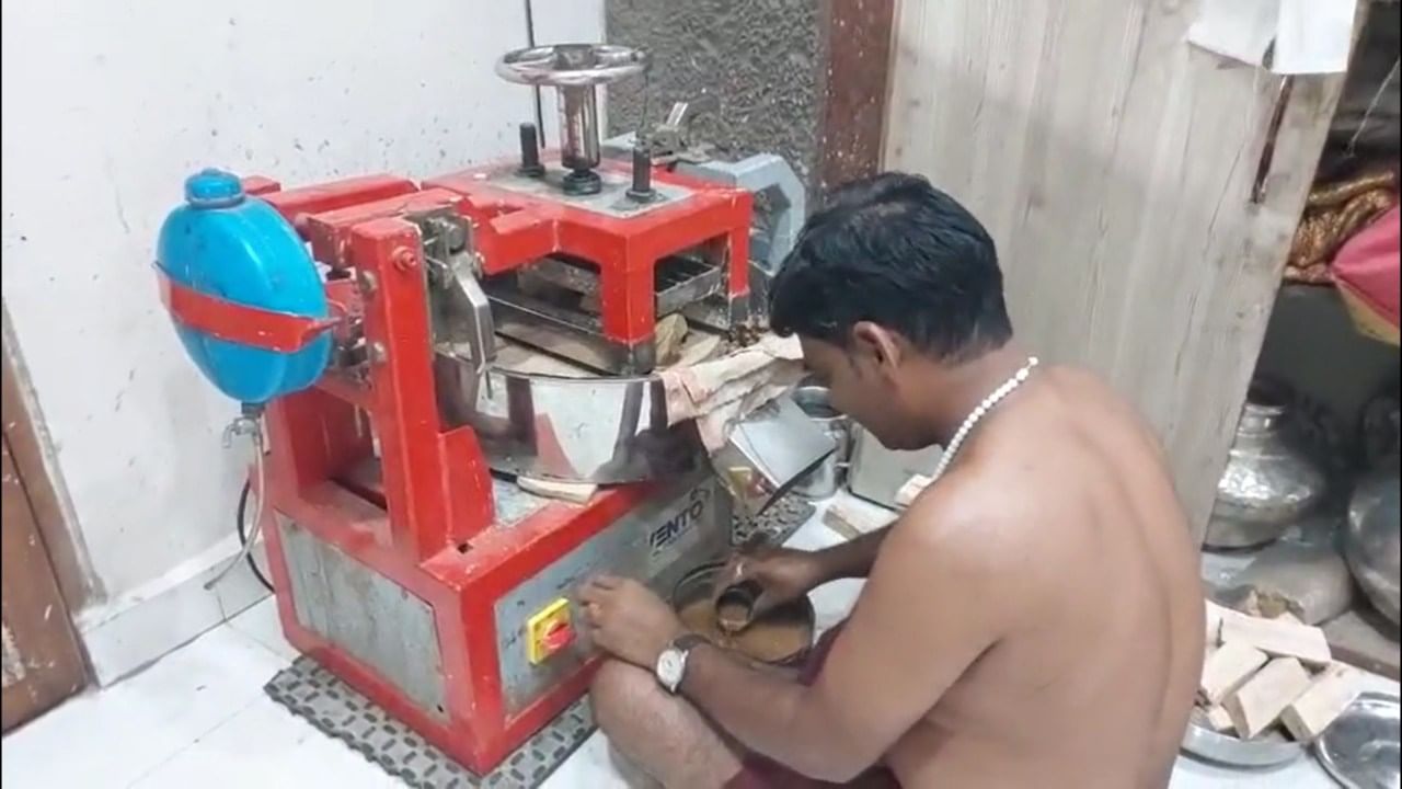 श्री विठ्ठल रुक्मिणी मंदिर समितीने चंदन उटी पूजेसाठी उच्च प्रतीचे 500 किलो चंदन कर्नाटकामधील बंगलुरू, म्हैसूर मधून खरेदी केले आहे. श्री विठ्ठल आणि रुक्मिणी मातेसाठीसाठी रोज एक किलो चंदन उगाळले जाते.