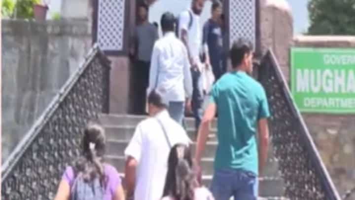 Jammu - Kashmir : काश्मीरचं मुघल गार्डन, दल लेक पाहण्यासाठी पर्यटकांची गर्दी Jammu - Kashmir : काश्मीरचं मुघल गार्डन, दल लेक पाहण्यासाठी पर्यटकांची गर्दी
