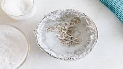 चांदीचे दागिने काळे पडलेत? या ट्रीक्स फॉलो करा अन् अवघ्या काही मिनिटात दागिन्यांना चकाकी आणा