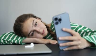 स्मार्टफोनच्या आहारी गेलात का? स्क्रीन टाइम कमी करण्यासाठी या ५ टिप्स तुमच्या कामी येतील!