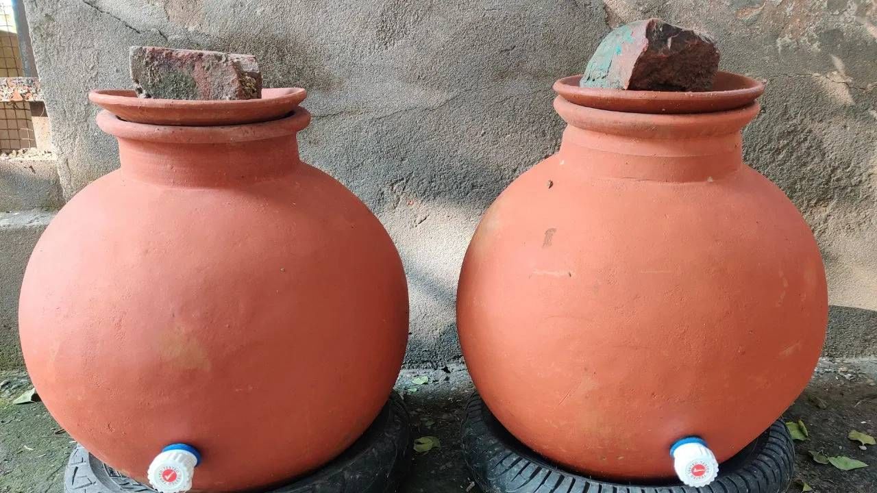 उन्हाळ्यात माठातलं पाणी का राहतं थंड? जाणून घ्या त्यामागचं विज्ञान! उन्हाळ्यात माठातलं पाणी का राहतं थंड? जाणून घ्या त्यामागचं विज्ञान!