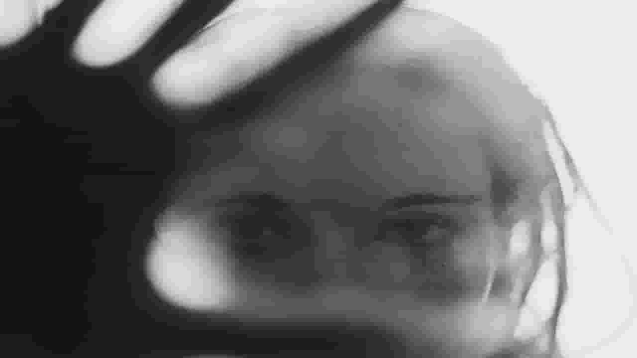 Solapur Crime : पतीसह तिघांकडून लाथ्या-बुक्क्यांनी मारहाण, विवाहितेचं केलं मुंडन अन् भुवयांवर फिरवला ट्रीमर