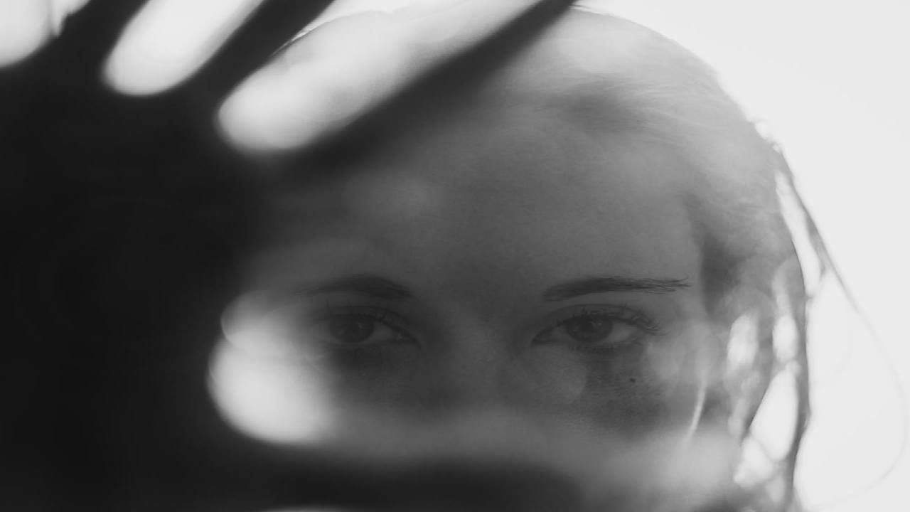 Solapur Crime : पतीसह तिघांकडून लाथ्या-बुक्क्यांनी मारहाण, विवाहितेचं केलं मुंडन अन् भुवयांवर फिरवला ट्रीमर