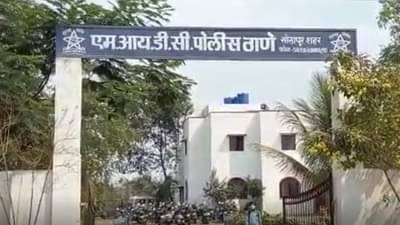 सोलापुरात माणुसकीला काळीमा! 7 महिन्याच्या गर्भवती महिलेला लाथाबुक्क्यांनी मारहाण, शहरात खळबळ