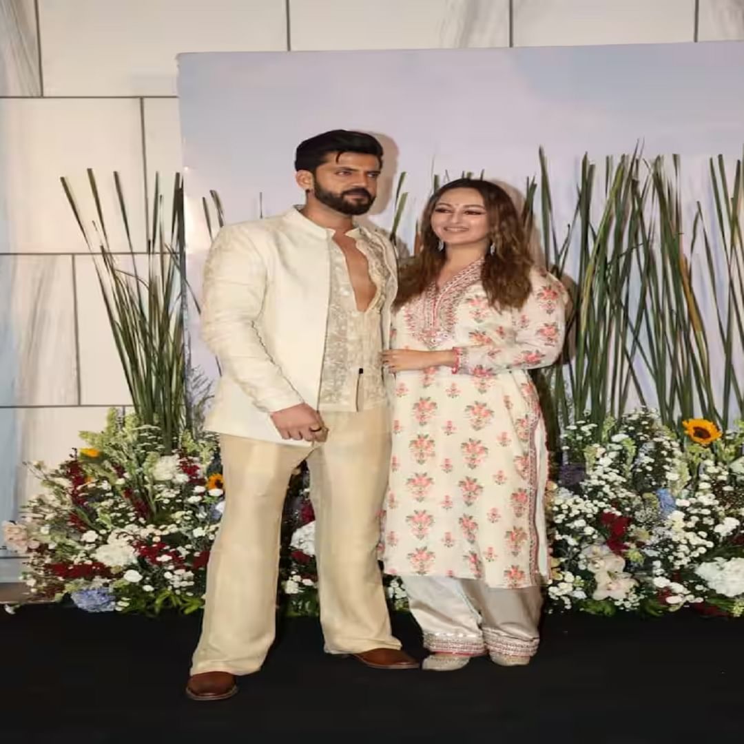  लग्नानंतरची पहिली ईद साजरी करण्यासाठी सोनाक्षी सिन्हा आणि झहीर इक्बाल देखील भाईजानच्या पार्टीत पोहोचले. यावेळी झहीर सूट आणि बूटमध्ये खूपच डॅशिंग दिसत होता. सोनाक्षी देखील सूट घालून सुंदर दिसत होती.