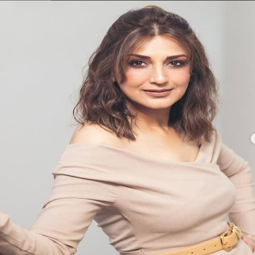 आता अभिनेत्री मोठ्या पडद्यावर सक्रिय नसली तरी सोशल मीडियावर सक्रिय असते. क्लासी आणि बोल्ड लूकमध्ये अभिनेत्रीने फोटो पोस्ट केले आहेत.