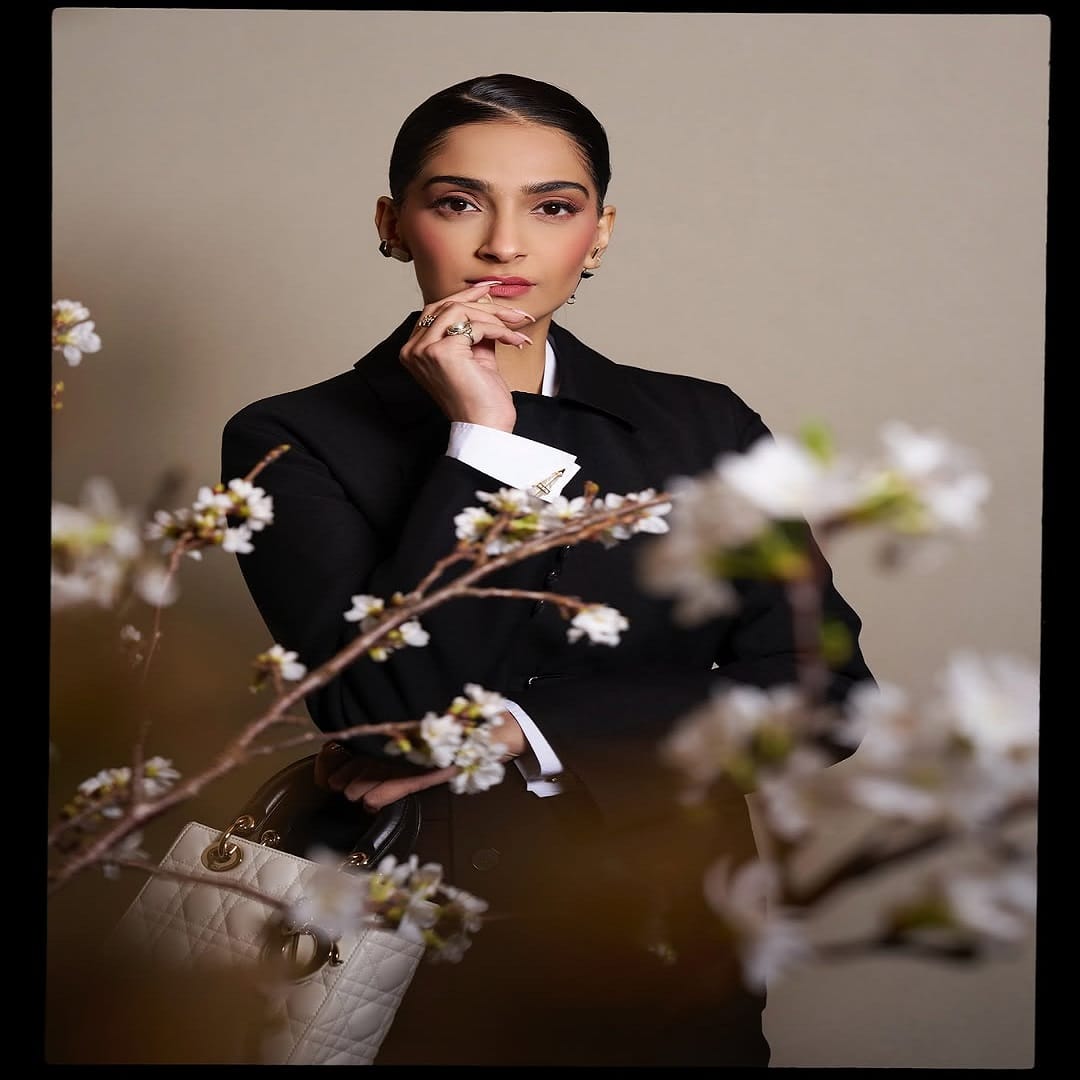 मुलगा वायू याच्या जन्मानंतर सोनम हिने बॉलिवूडकडे पाठ फिरवली आहे. पण अभिनेत्री सोशल मीडियावर कायम पोस्ट करत असते. 