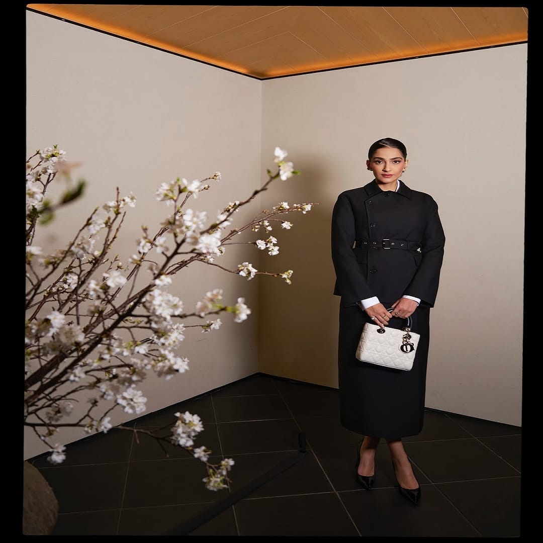  चाहत्यांना देखील अभिनेत्रीचा लूक प्रचंड आवडला आहे. चाहते देखील अभिनेत्रीच्या फोटोंवर लाईक्स आणि कमेंटचा वर्षाव करत आहेत.