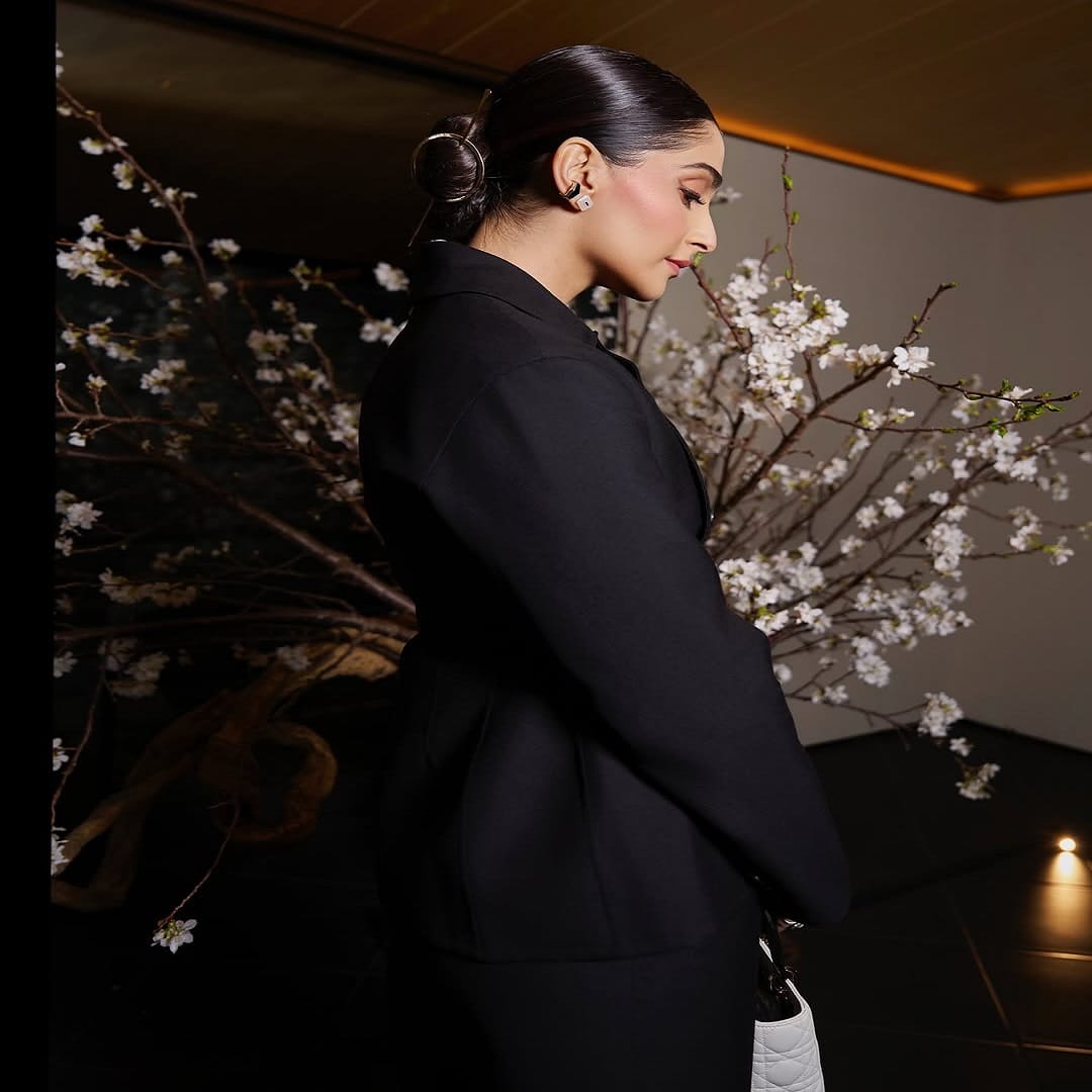 अभिनेत्री सोनम कपूर कायम तिच्या स्टाईल आणि लूकमुळे चर्चेत असते. आता देखील अभिनेत्री नव्या लूकमुळे चर्चेत आली आहे. सध्या सर्वत्र फक्त आणि फक्त सोनम हिच्या लूकची चर्चा रंगली आहे.