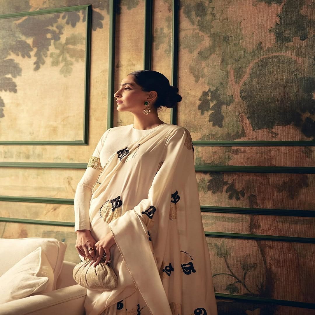 आई झाल्यानंतर सोनम हिने अभिनयापासून ब्रेक घेतला आहे. सध्या अभिनेत्री तिचा पूर्ण वेळ मुलगा वायू आणि कुंटुबाला देत आहे. पण अभिनेत्री सोशल मीडियवर कायम सक्रिय असते.