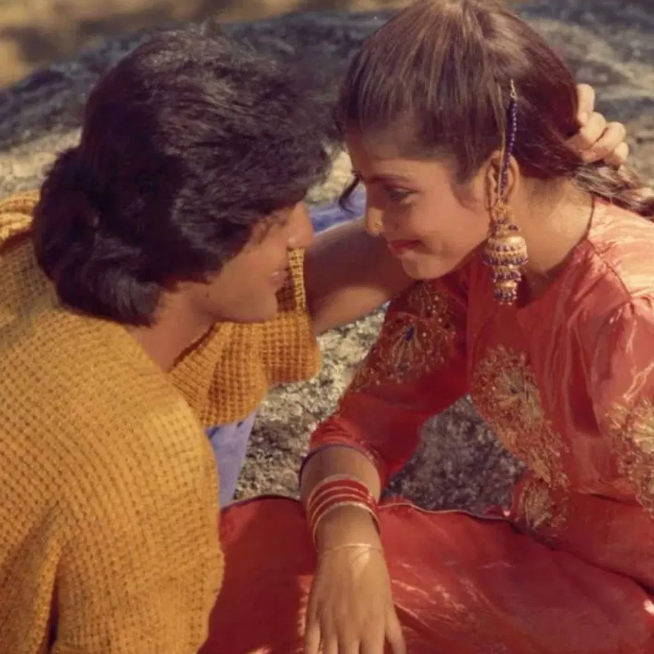 बॉलिवूडमध्ये असे अनेक स्टार आहेत ज्यांनी त्यांच्या प्रेमासाठी धर्म बदलला. काही कलाकारांनी लग्नासाठी आपला धर्म बदलला आहे. अशीच एक अभिनेत्री आहे जिने वयाच्या १९ व्या वर्षी तिच्यापेक्षा १७ वर्षांनी मोठ्या पुरुषाशी लग्न केले. पण त्यांचे हे नाते फारकाळ टिकले नाही. अनेक मोठ्या चित्रपटांमध्ये काम केलेल्या या अभिनेत्रीचे मामा बॉलिवूडमधील प्रसिद्ध खलनायक आहेत.