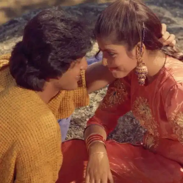 बॉलिवूडमध्ये असे अनेक स्टार आहेत ज्यांनी त्यांच्या प्रेमासाठी धर्म बदलला. काही कलाकारांनी लग्नासाठी आपला धर्म बदलला आहे. अशीच एक अभिनेत्री आहे जिने वयाच्या १९ व्या वर्षी तिच्यापेक्षा १७ वर्षांनी मोठ्या पुरुषाशी लग्न केले. पण त्यांचे हे नाते फारकाळ टिकले नाही. अनेक मोठ्या चित्रपटांमध्ये काम केलेल्या या अभिनेत्रीचे मामा बॉलिवूडमधील प्रसिद्ध खलनायक आहेत.