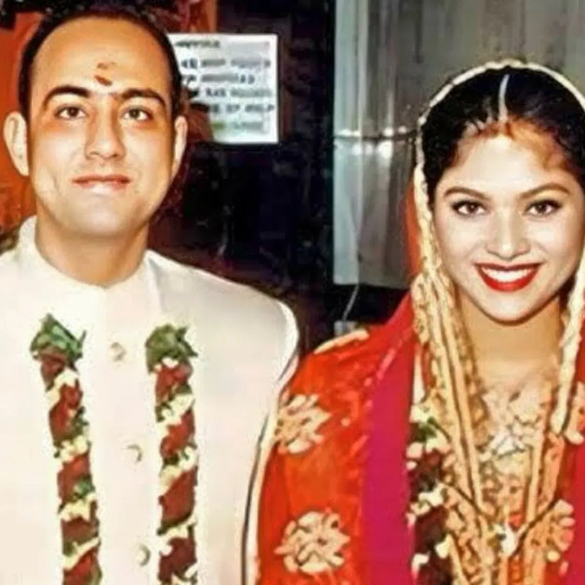 सोनम खानच्या खऱ्या आयुष्याचीही खूप चर्चा झाली आहे. वयाच्या १९ व्या वर्षी, अभिनेत्रीने तिच्यापेक्षा १७ वर्षांनी मोठे असलेले चित्रपट दिग्दर्शक राजीव राय यांच्याशी लग्न केले. त्यांच्या सासऱ्यांचे नाव गुलशन राय होते. सोनम खानने तिच्या सासऱ्यांनी आणि पतीने बनवलेल्या चित्रपटांमध्येही काम केले आहे. ती त्रिदेवमध्ये दिसली होती. त्यातील दोन गाण्यांनी खूप चर्चा झाली होती.