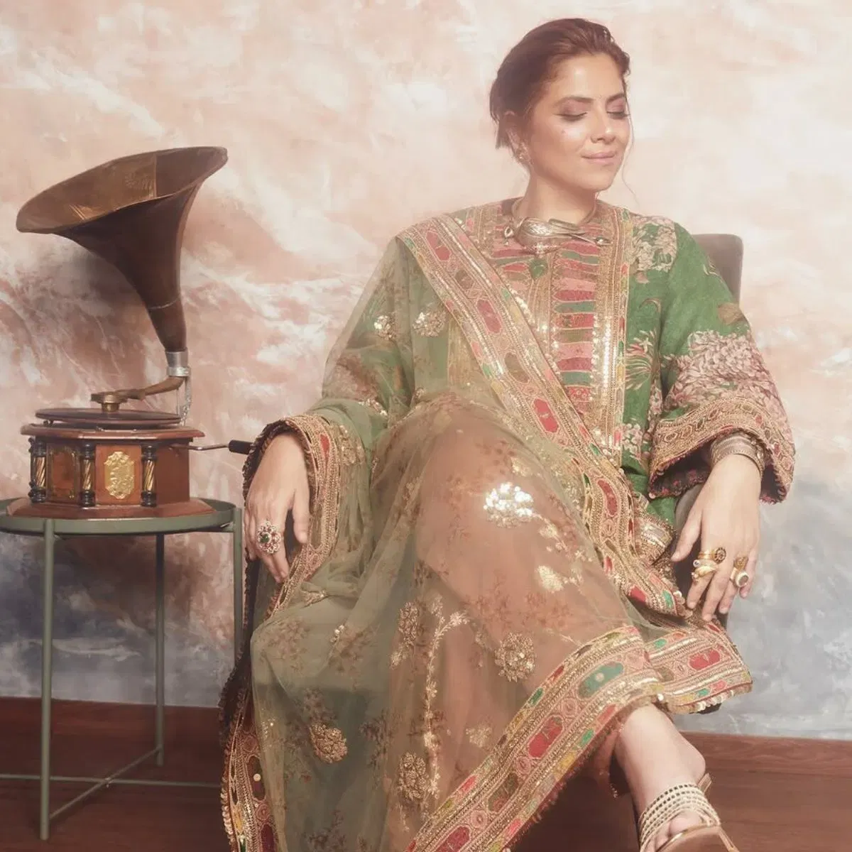 या अभिनेत्रीचे नाव सोनम खान आहे. जिने हिंदी चित्रपटांव्यतिरिक्त तेलुगूमध्येही काम केले आहे. त्यांनी १९८७ मध्ये आलेल्या तेलुगू चित्रपट 'सम्राट' पासून आपल्या करिअरची सुरुवात केली. सोनम खानला यश चोप्रा यांनी लाँच केले. त्यांचा 'विजय' हा चित्रपट १९८८ मध्ये प्रदर्शित झाला.