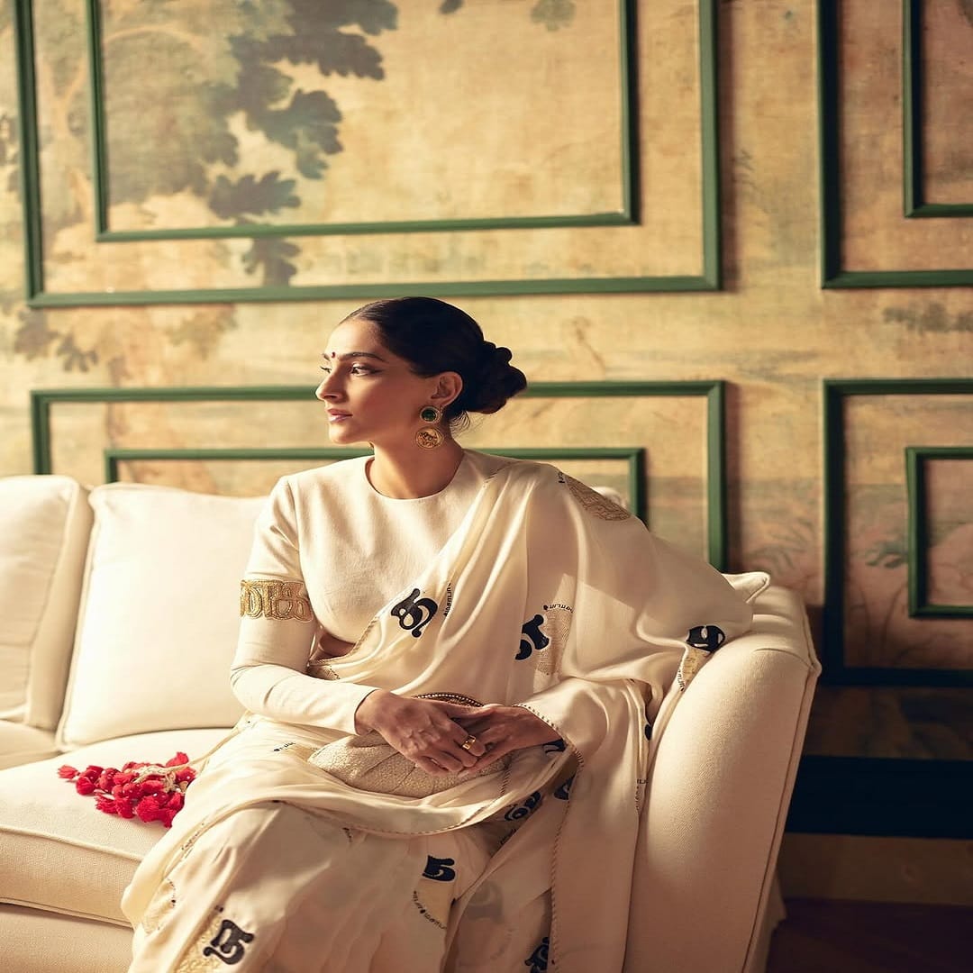 आपल्या व्यस्त वेळापत्रकातून वेळ काढत सोनम हटके स्टाईलमध्ये फोटो शूट करत असते, आता देखील अभिनेत्रीने साडीत फोटोशूट केलं आहे.