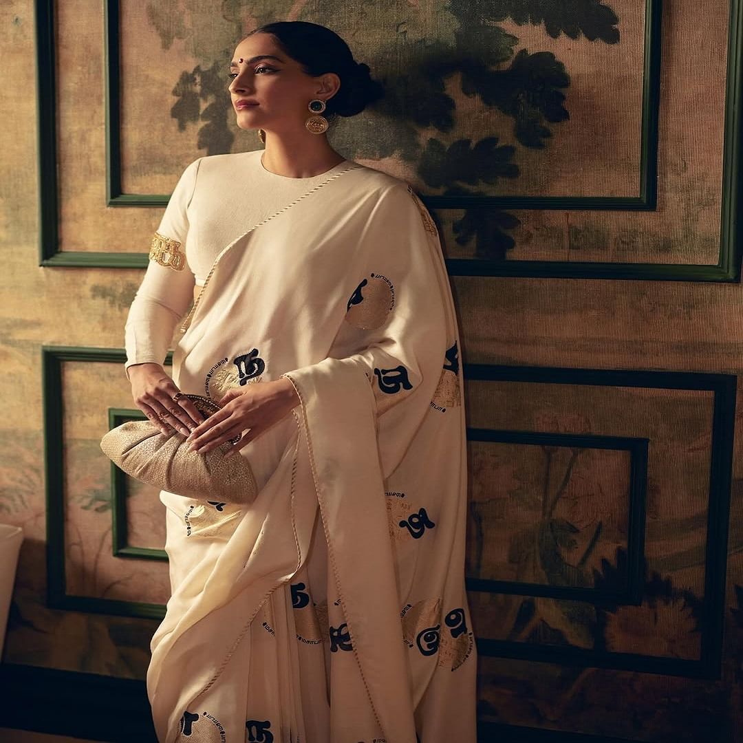 सोनम हिने स्वतःचे काही फोटो इन्स्टाग्रामवर पोस्ट केले आहेत. अभिनेत्रीचा साडीतील हटके लूक चाहत्यांना देखील प्रचंड आवडला आहे. सध्या सर्वत्र सोनम हिच्या नव्या लूकची चर्चा रंगली आहे.