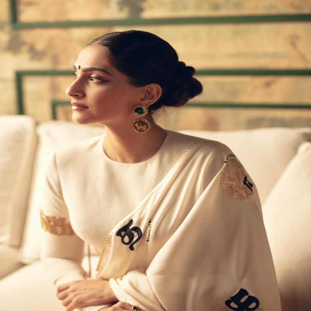 सोनम सोशल मीडियावर कायम सक्रिय असते सोशल मीडियावर तिच्या चाहत्यांची संख्या देखील फार मोठी आहे. चाहत्यांच्या संपर्कात राहण्यासाठी अभिनेत्री कायम स्वतःचे फोटो आणि व्हिडीओ सोशल मीडियावर पोस्ट करत असते.