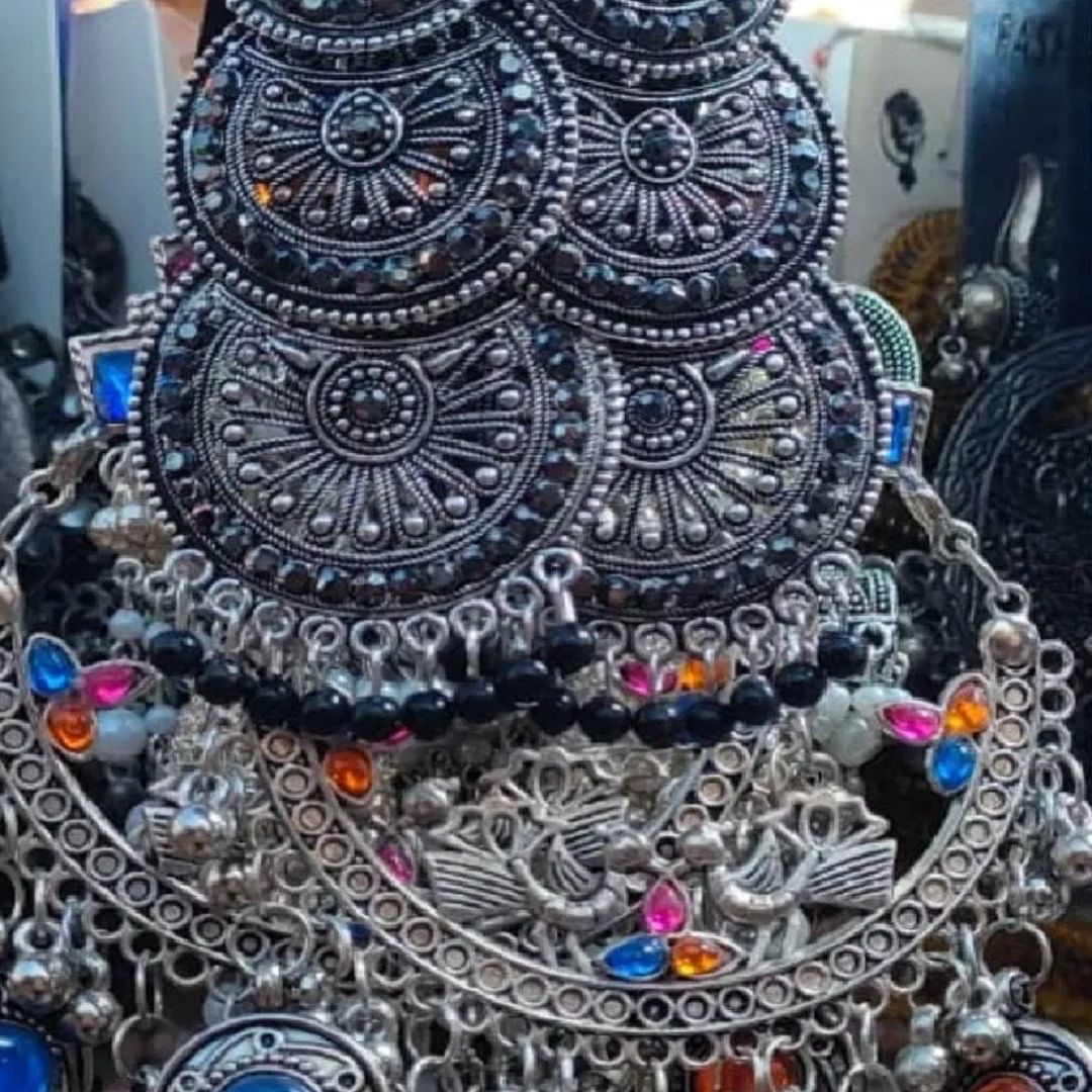 कुर्ती आणि साडीला एक उत्कृष्ट लूक देण्यासाठी लेयर्ड इअररिंग्ज मदत करतील. तुम्हाला हे वेगवेगळ्या आकारात आणि डिझाइनमध्ये मिळतील. जर तुम्हाला जड कानातले घालायला आवडत नसेल तर तुम्ही डबल लेयर कानातले घालू शकता.