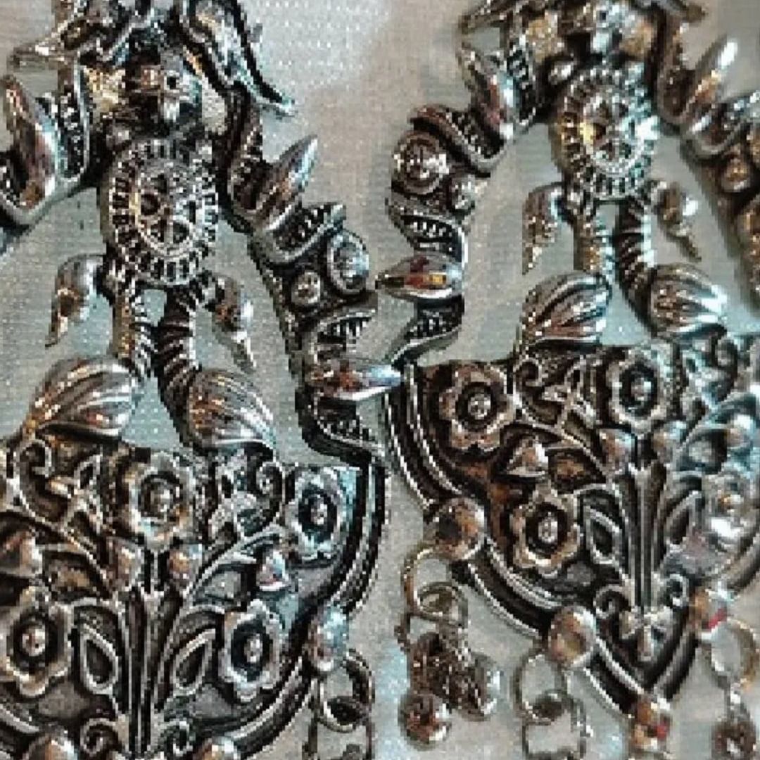 ऑक्सिडाइज्ड कानातल्यांची ही डिझाइन्स खूपच अनोखी दिसते. या डिझाइनचे कानातले कुर्ती तसेच सूट आणि साडीसाठी सर्वोत्तम असतील.