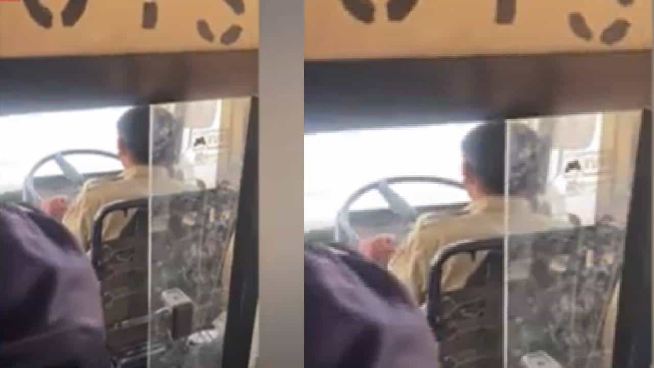MSRTC : एका हातात मोबाईल अन् दुसऱ्या हातात स्टेअरिंग... बस चालकाचा बघा प्रताप, व्हिडीओ व्हायरल