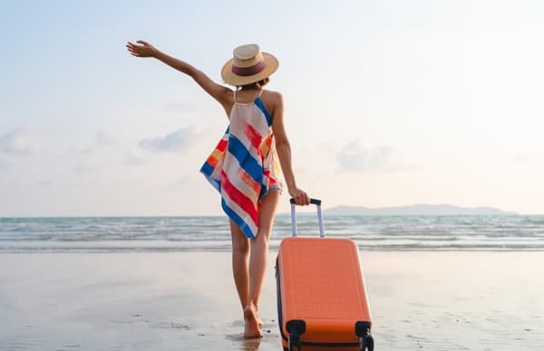 Summer Travel Tips: तुम्ही उन्हाळ्यात बाहेर फिरायला जात असाल तर तुमच्या बॅगेत या गोष्टी नक्की ठेवा