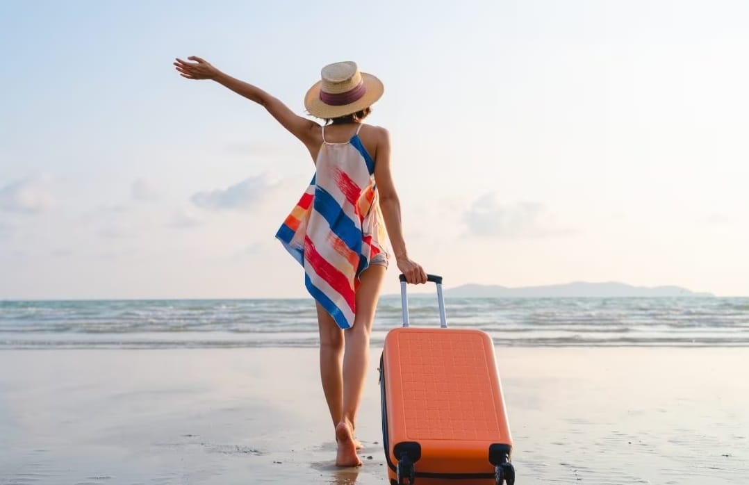 Summer Travel Tips: तुम्ही उन्हाळ्यात बाहेर फिरायला जात असाल तर तुमच्या बॅगेत 'या' गोष्टी नक्की ठेवा