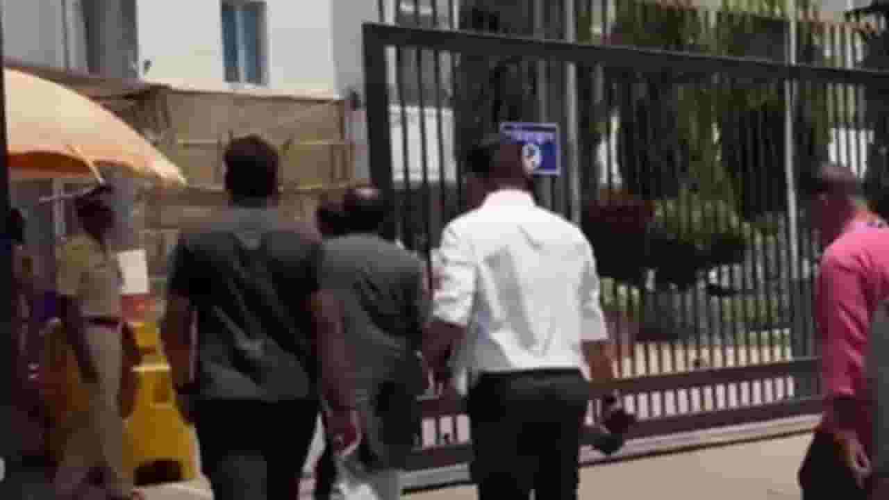 Sunil Tatkare : .. अन् सुनील तटकरे मंत्रालयाकडे पायीच निघाले Sunil Tatkare : .. अन् सुनील तटकरे मंत्रालयाकडे पायीच निघाले