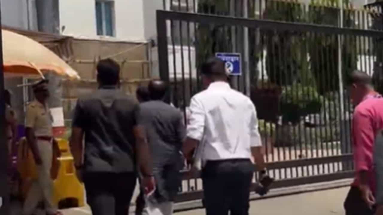 Sunil Tatkare : .. अन् सुनील तटकरे मंत्रालयाकडे पायीच निघाले Sunil Tatkare : .. अन् सुनील तटकरे मंत्रालयाकडे पायीच निघाले