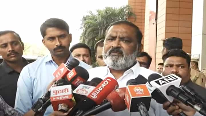 Suresh Dhas : '...हे अतिशय भयानक, गरिब माणसांनी जगायचं कसं?' रुग्णालयाच्या लाखो रूपयांच्या बिलावरून सुरेश धसांचा संताप Suresh Dhas : '...हे अतिशय भयानक, गरिब माणसांनी जगायचं कसं?' रुग्णालयाच्या लाखो रूपयांच्या बिलावरून सुरेश धसांचा संताप