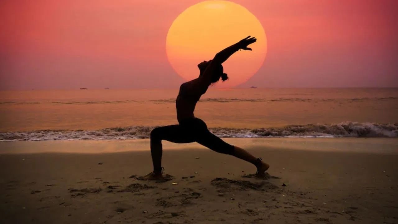 उन्हाळ्यात महिनाभर सूर्यनमस्कार केल्याने शरीरात काय बदल होतात? जाणून घ्या उन्हाळ्यात महिनाभर सूर्यनमस्कार केल्याने शरीरात काय बदल होतात? जाणून घ्या