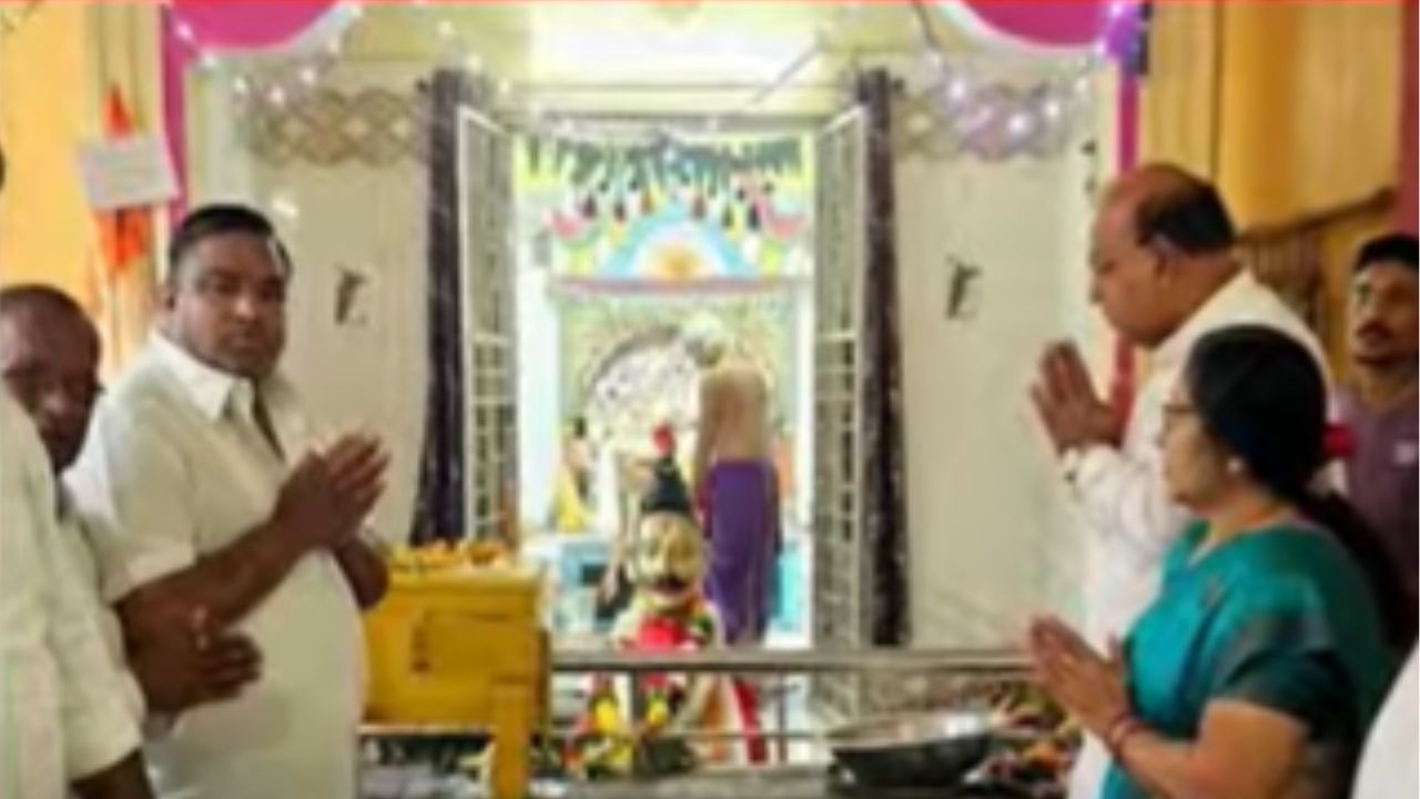 'तुम्ही दुरूनच दर्शन घ्या'; माजी खासदाराला राम मंदिराच्या गर्भगृहात प्रवेश नाकारला