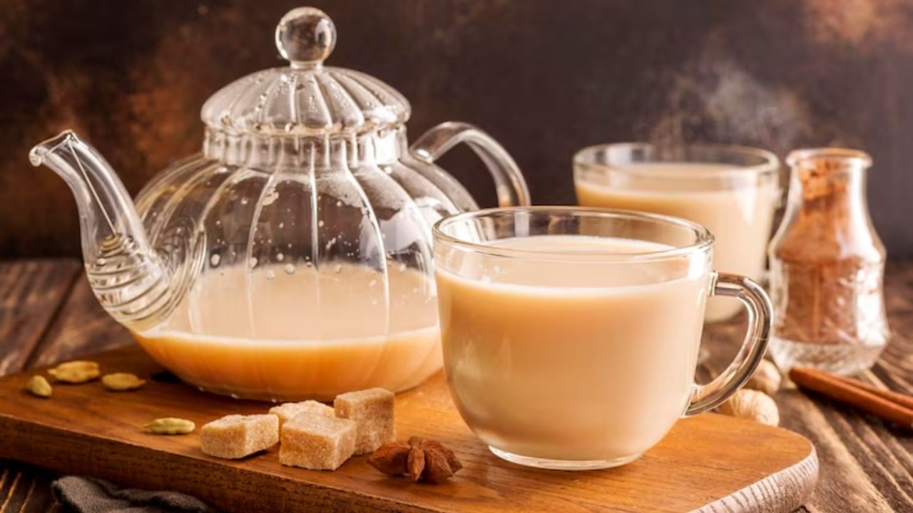 चहा म्हटलं की कोणीही नाही म्हणत नाही. जगभरात सर्वत्र चहाप्रेमी आढळतात. भारतामध्ये चहा हा जिव्हाळ्याचा विषय आहे.