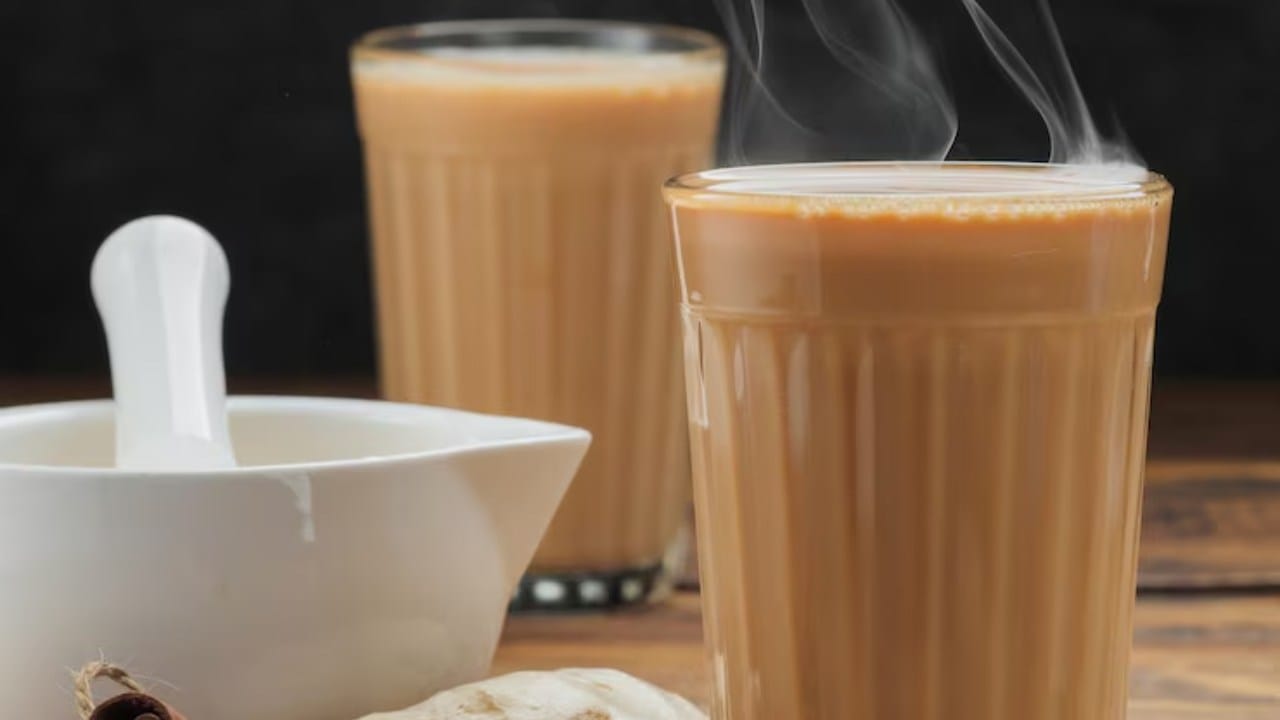 दुधाचा चहा हा सर्वात लवकर खराब होतो. जर तुम्ही दुधाचा चहा बनवत असाल तर तो जास्तीत जास्त २ तासात संपवा. त्यानंतर तो पिण्यायोग्य राहत नाही.