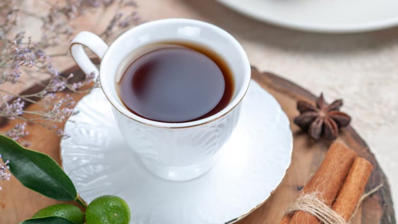 काहीजण दिवसातून दहा ते बारा वेळाही चहा पितात. तुम्हाला माहितीये का चहालाही एक्सपायरी असते. ऐकून धक्का बसला ना? पण हे खरं आहे.