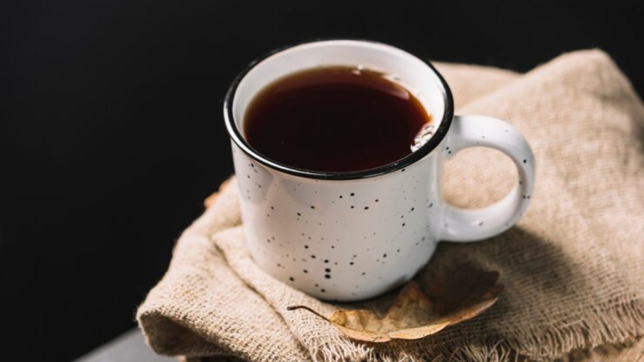 जर तुम्ही बराच वेळ ठेवलेला चहा पित असाल तर तुम्हाला पोटदु:खी, लूज मोशन आणि पचनाच्या समस्या होऊ शकतात.