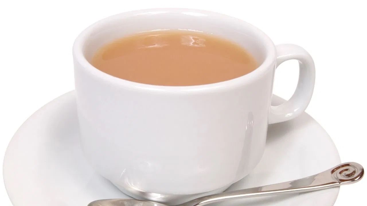 सर्वप्रथम, हे जाणून घेणे महत्वाचे आहे की कोणत्या प्रकारचा चहा लवकर खराब होतो... ग्रीन टी, दुधाची चहा, काळी कॉफी की दुधासह कॉफी?