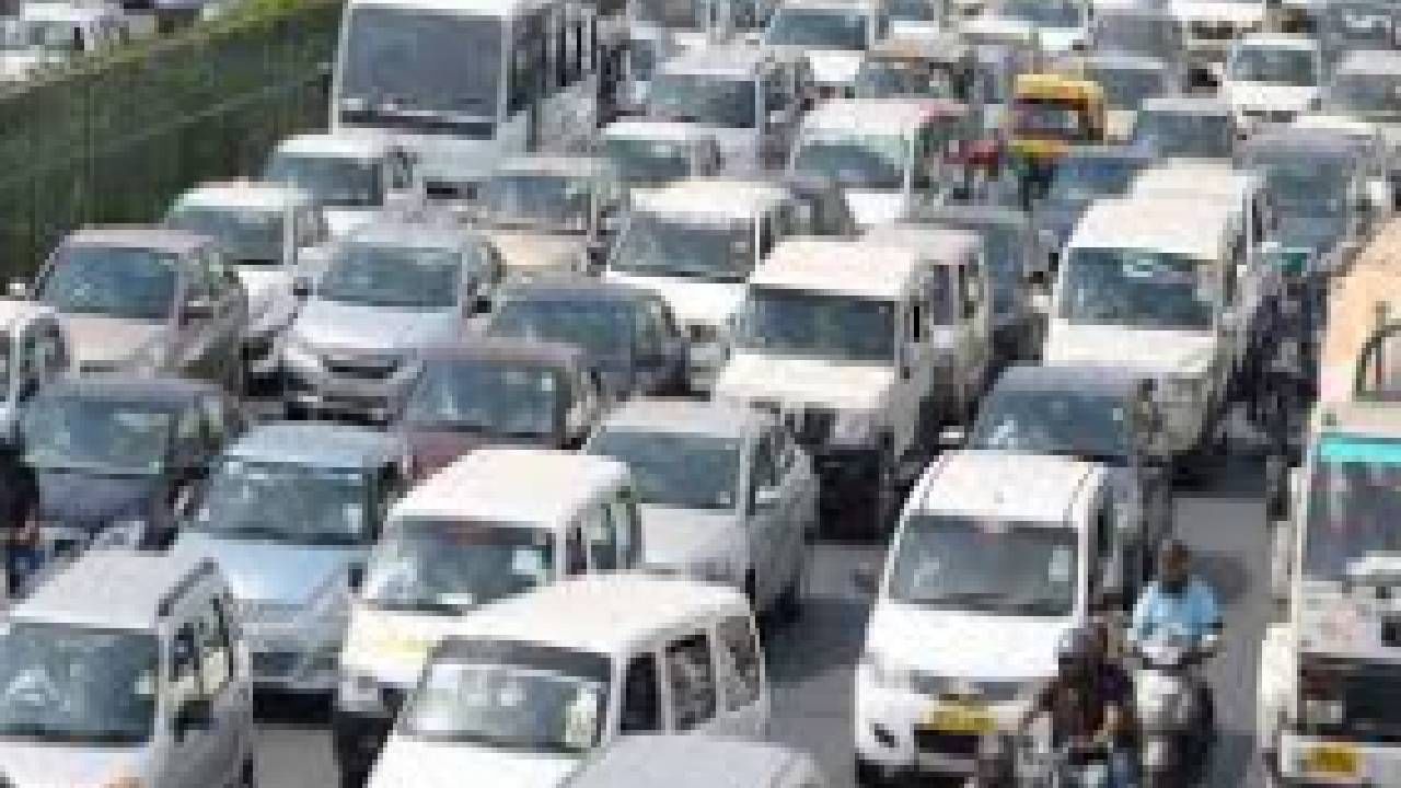 शासकीय कर्मचारी असूनही हिंदीतून घोषणा, महिलेने जाब विचारताच ट्रॅफिक पोलिसाने दिलं असं उत्तर शासकीय कर्मचारी असूनही हिंदीतून घोषणा, महिलेने जाब विचारताच ट्रॅफिक पोलिसाने दिलं असं उत्तर