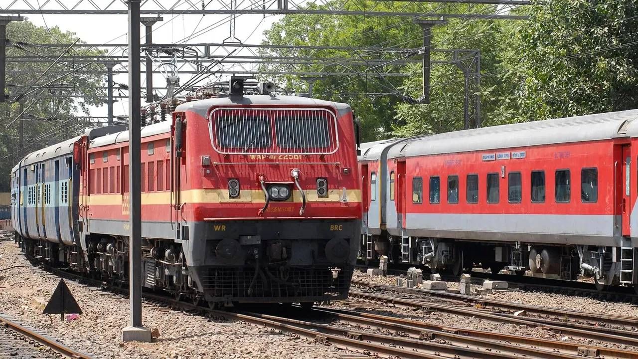 रेल्वेने प्रवास करणं हे काही वेळा खूप जिकीरीचं असतं, काही प्रवास सोपे, छोटे पण काही प्रवासासाठी तर 15-20 तासांपेक्षा अधिक वेळ लागतो. दरवेळेस ऑनसलाइन व्यवहार करणं शक्य नसतं, आणि काढलेले पैसे संपल्यावर प्रॉब्लेम येऊ शकतो.