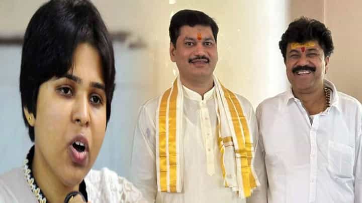 Trupti Desai : वाल्मिक कराडला धनंजय मुंडेच संपवणार, तृप्ती देसाई यांचा खळबळजनक दावा, नेमकं काय म्हणाल्या? Trupti Desai : वाल्मिक कराडला धनंजय मुंडेच संपवणार, तृप्ती देसाई यांचा खळबळजनक दावा, नेमकं काय म्हणाल्या?