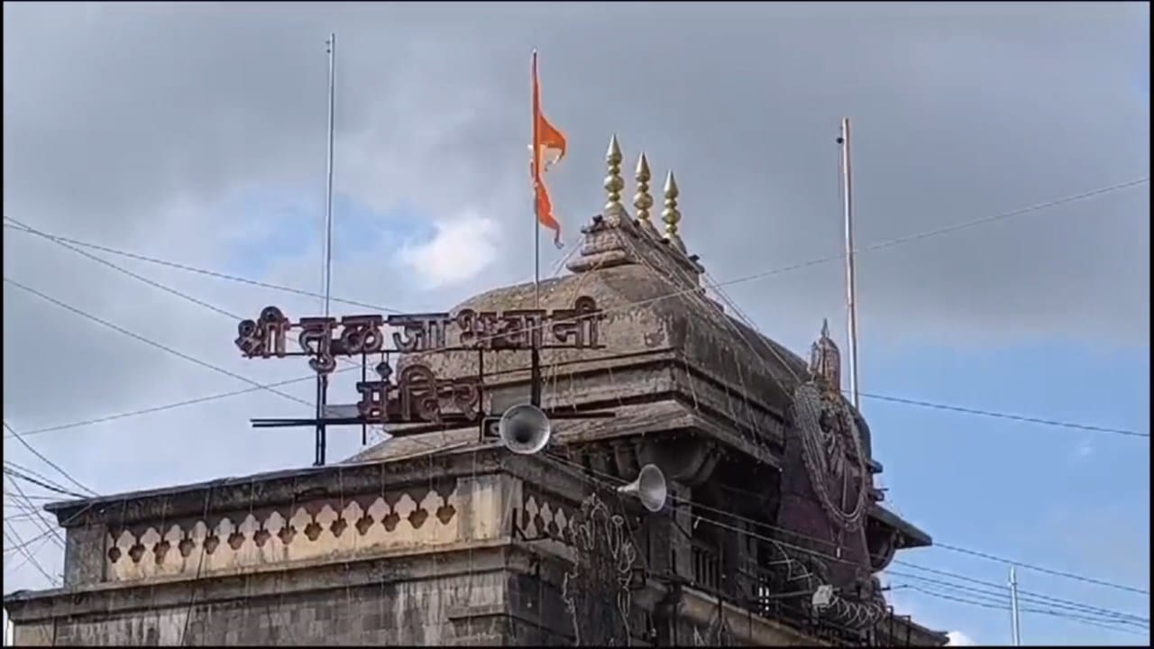 यामध्ये 17 किलो सोने आणि 256 किलो चांदीचा समावेश आहे.