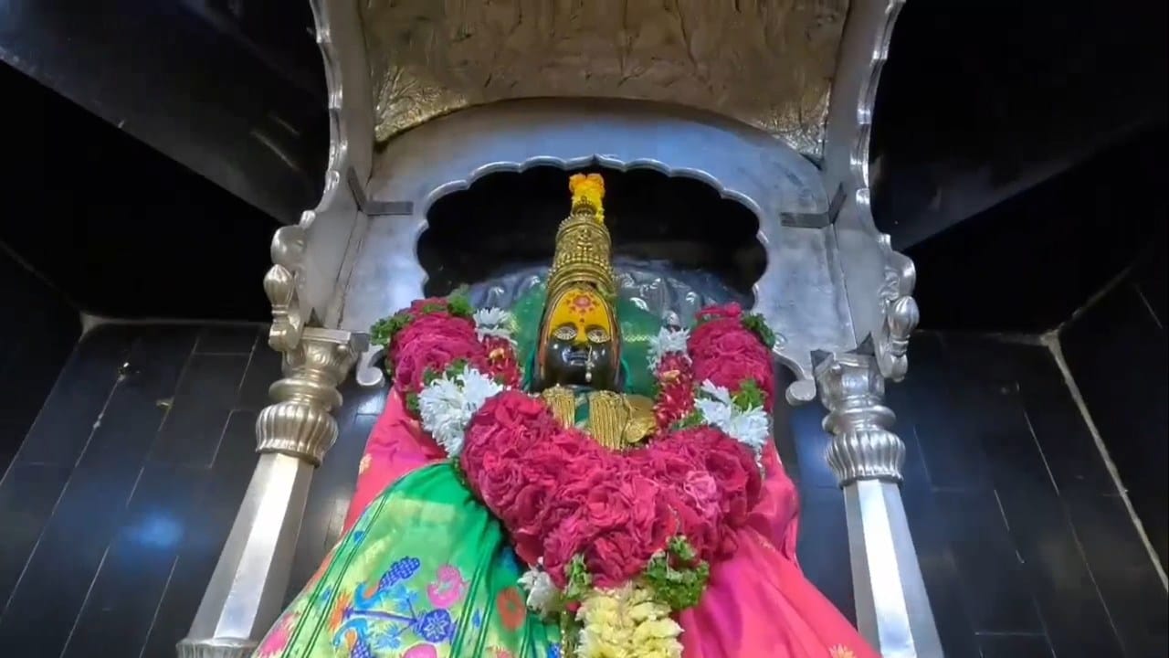 मंदिरातील विविध ठिकाणी असलेल्या दानपेट्या आणि गुप्त दानपेटीमध्ये भाविकांनी मोठ्या प्रमाणात दान केले.