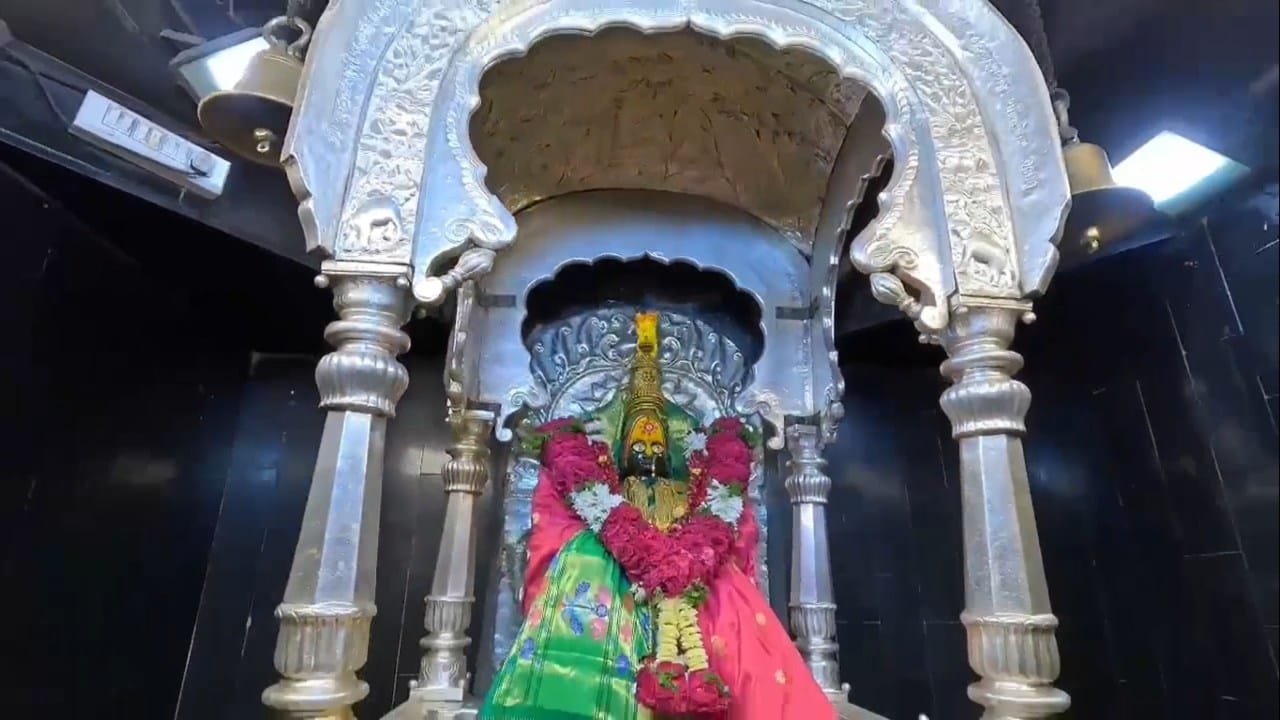 अभिषेक पूजा, सिंहासन पूजा आणि सशुल्क पासच्या माध्यमातूनही मंदिर समितीला उत्पन्न प्राप्त झाले आहे.