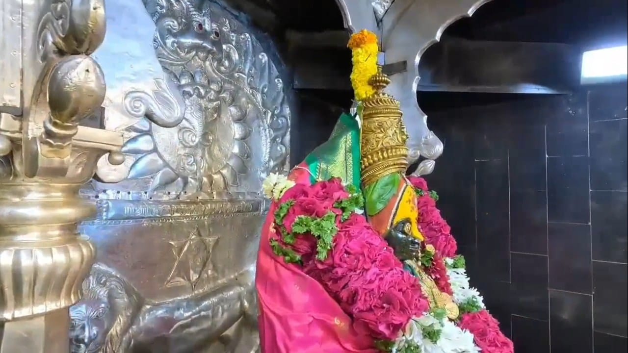 देशभरातून आलेल्या भाविकांनी देवीच्या चरणी श्रद्धेने सोने, चांदीच्या लहान-मोठ्या वस्तू आणि रोख रक्कम अर्पण केली.